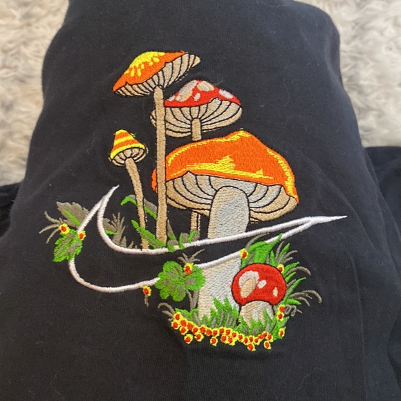 Nike Mushroom Retro Embroidered Unisex T-shirt - Exquisite Embroidery for Fashion Enthusiasts
