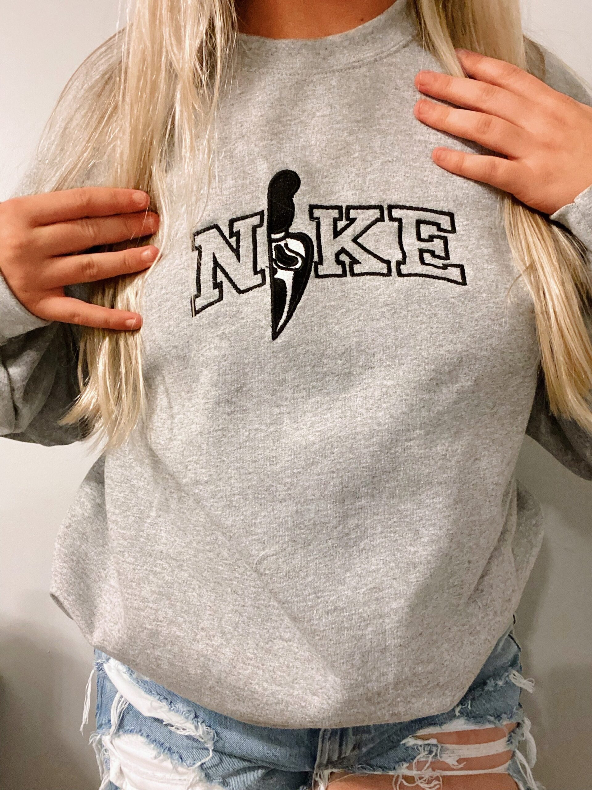 nike-scream-knife-embroidered-halloween-crewneck_1663899728-scaled-1.jpg