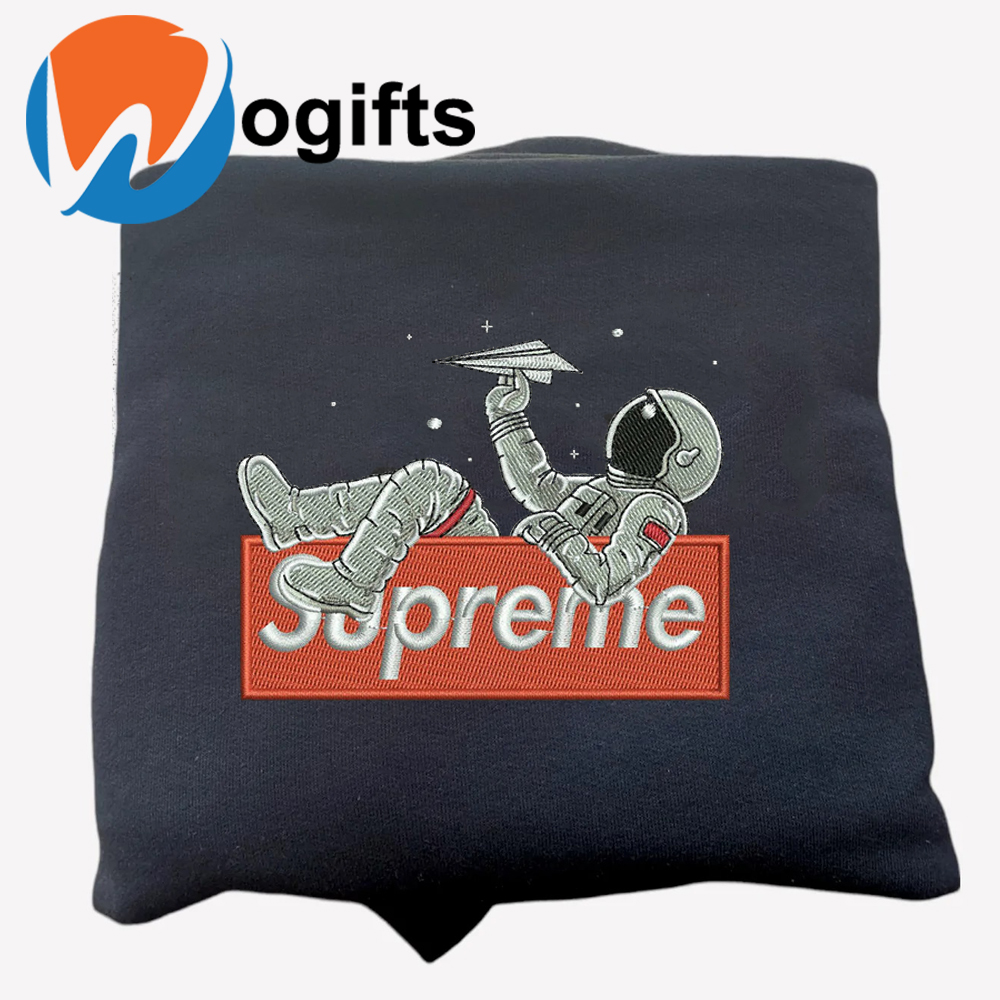 supreme-astronaut-embroidered-hoodie_1669150055Ab.jpg